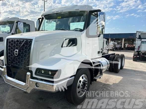 Volvo VHD64B300 Camiones con chasís y cabina