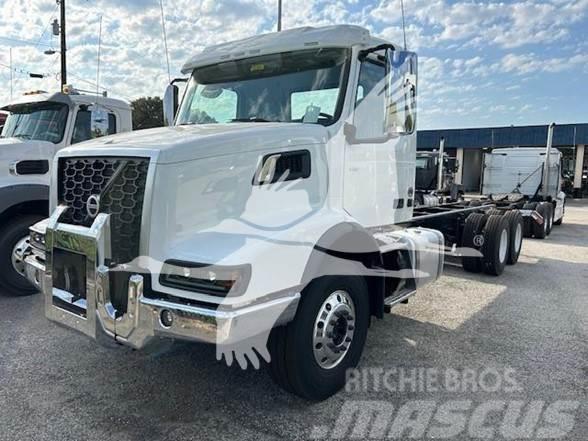 Volvo VHD64B300 Camiones con chasís y cabina