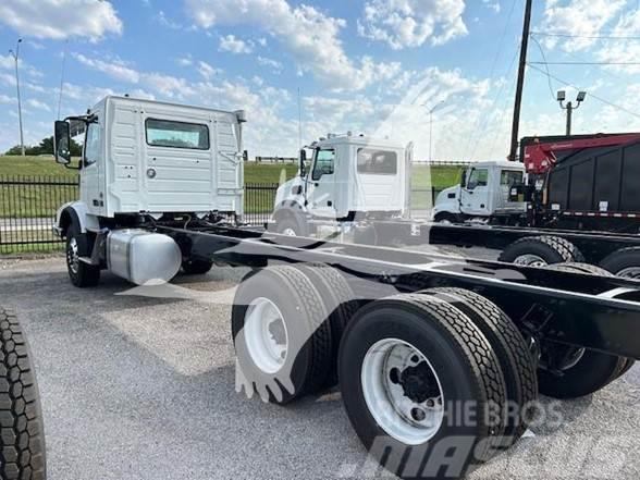 Volvo VHD64B300 Camiones con chasís y cabina