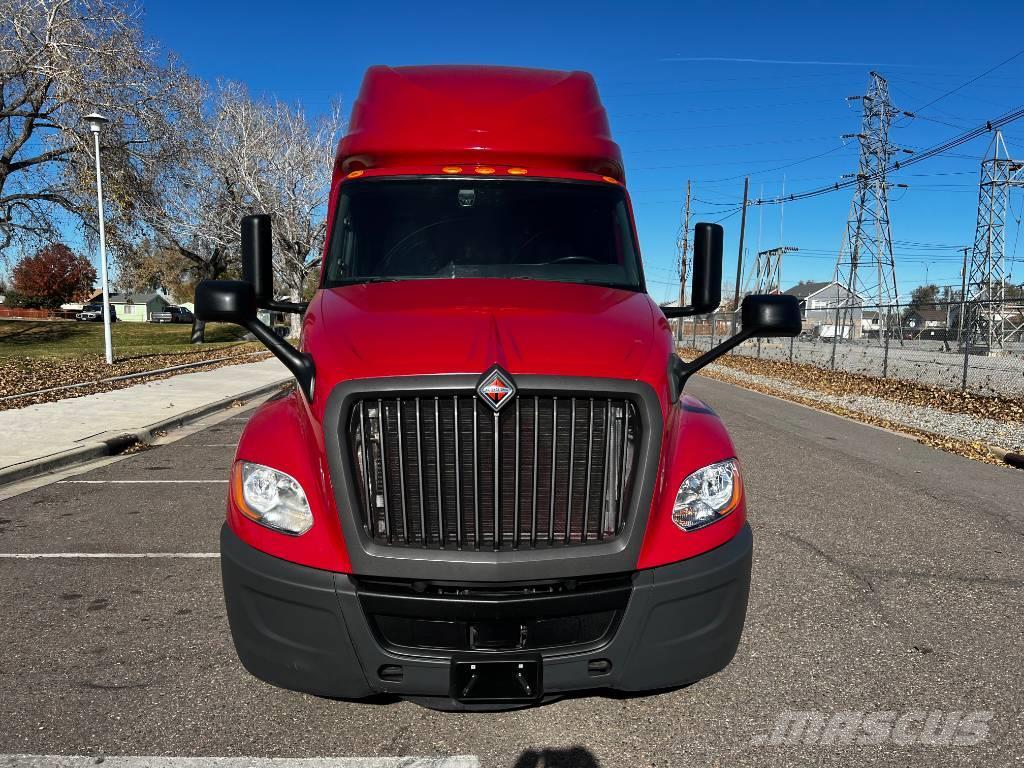 International LT Sleeper Camiones tractor