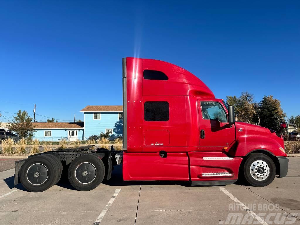 International LT Sleeper Camiones tractor