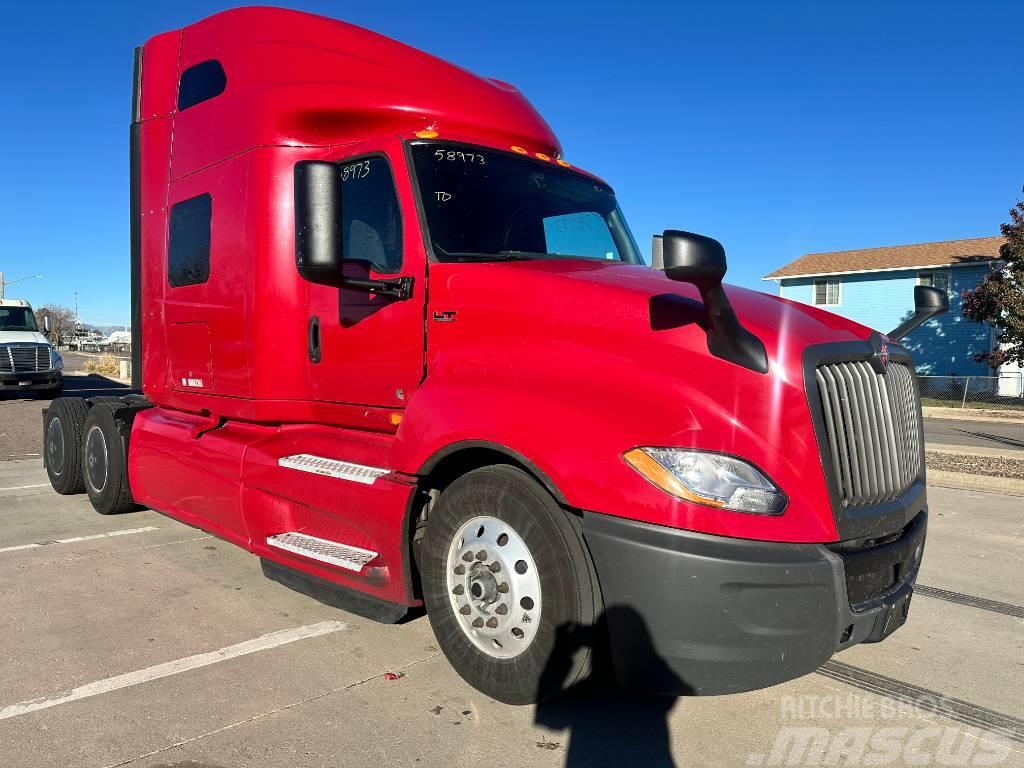 International LT Sleeper Camiones tractor