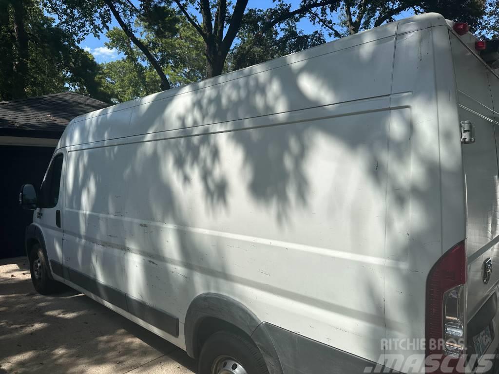 Dodge promaster Camiones con caja de remolque