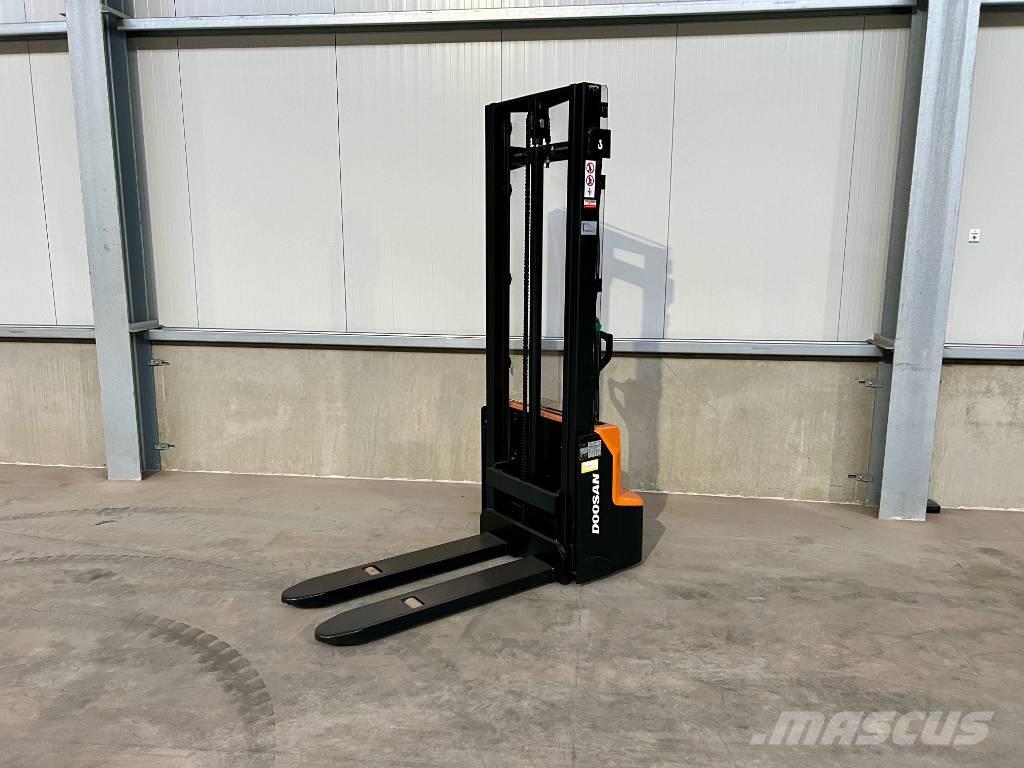 Doosan LSM12N-7 Montacargas de baja elevación