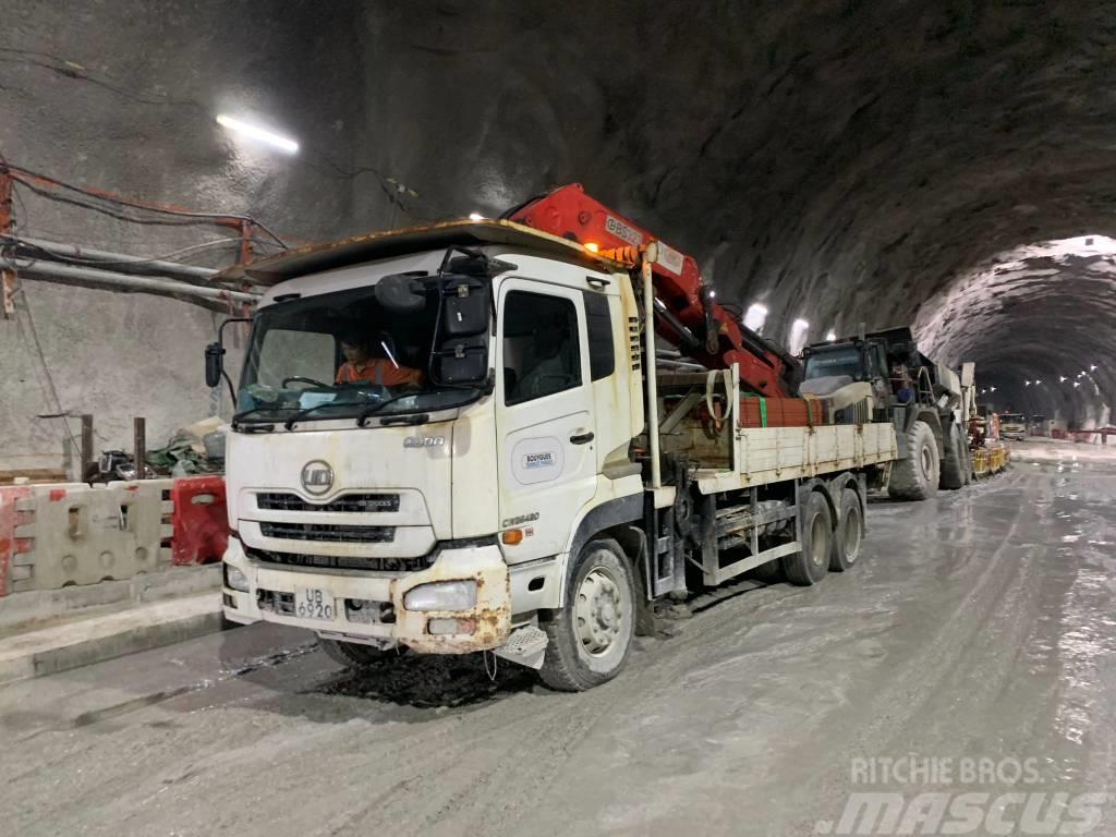 Nissan CWB5ELPHNQ Camiones con caja de remolque