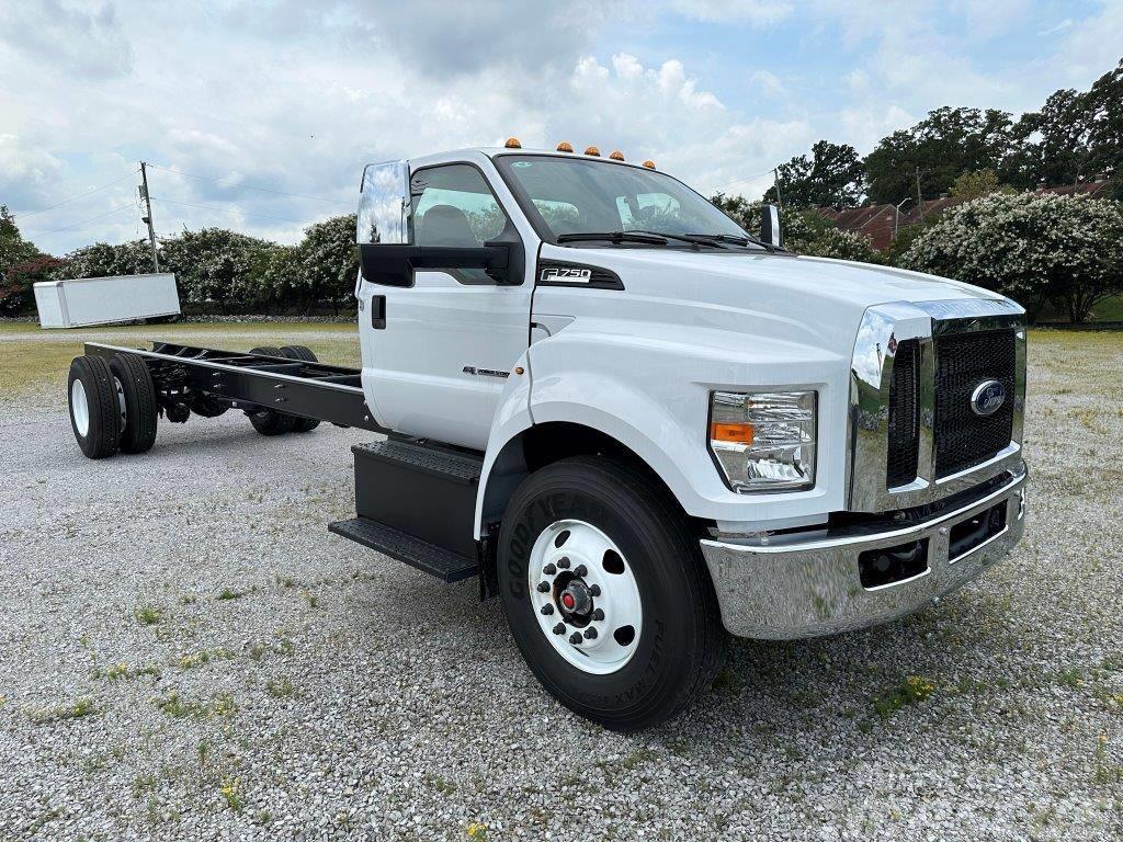 Ford F 750 Camiones con chasís y cabina