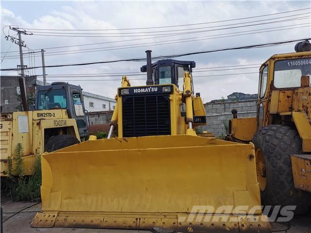 Komatsu D85-21 Buldozer sobre oruga