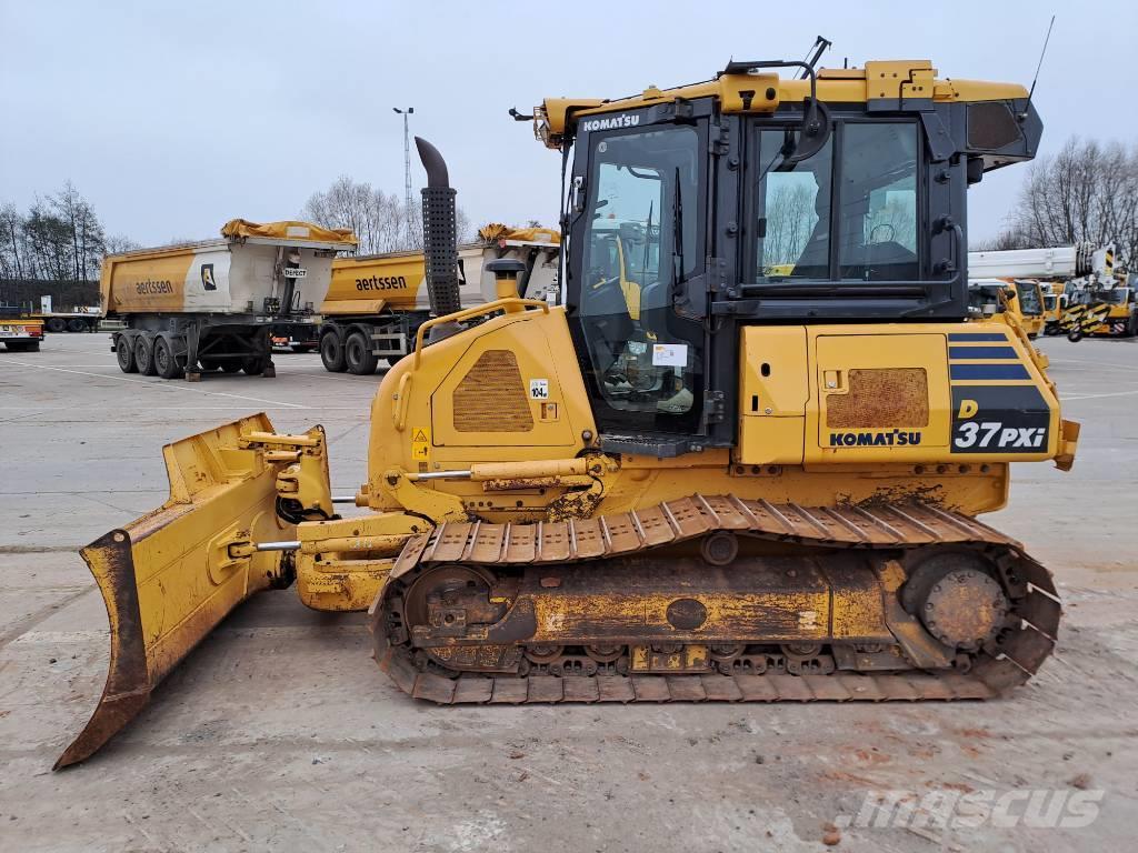 Komatsu D37PXi-24 Buldozer sobre oruga