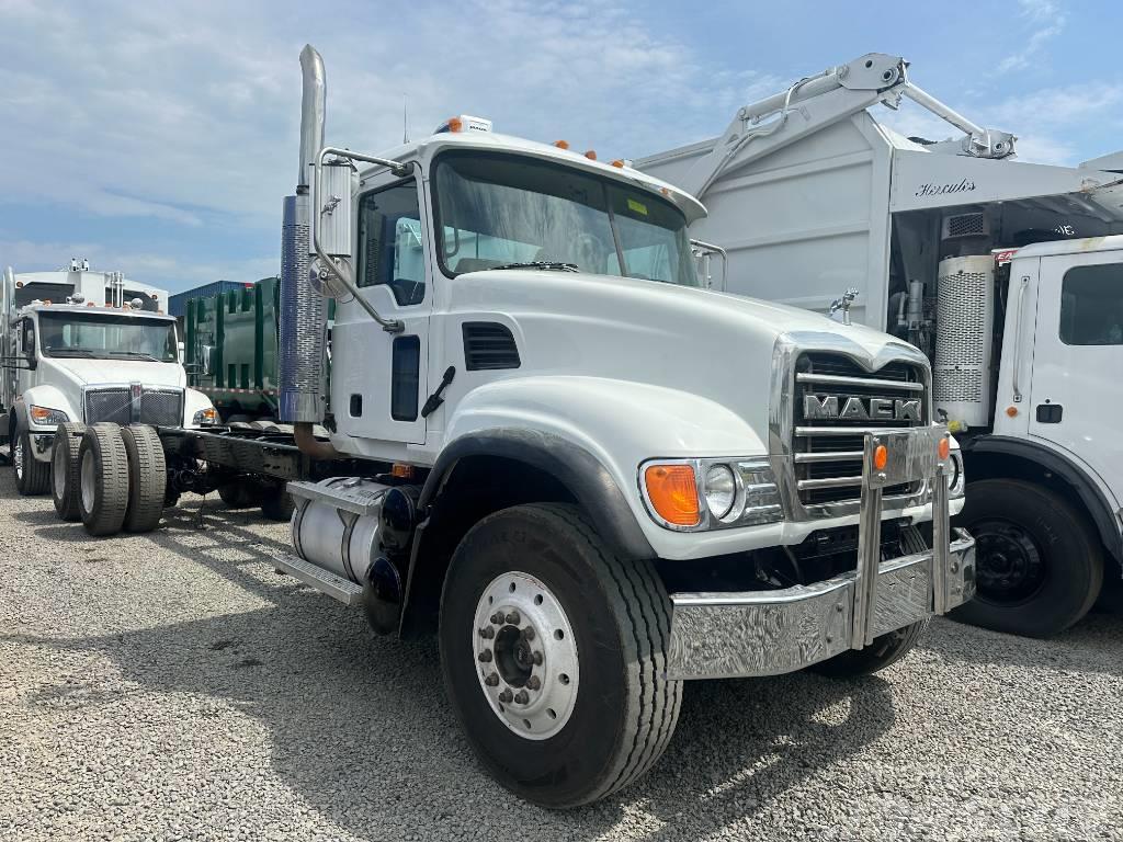 Mack CV 713 Camiones con chasís y cabina