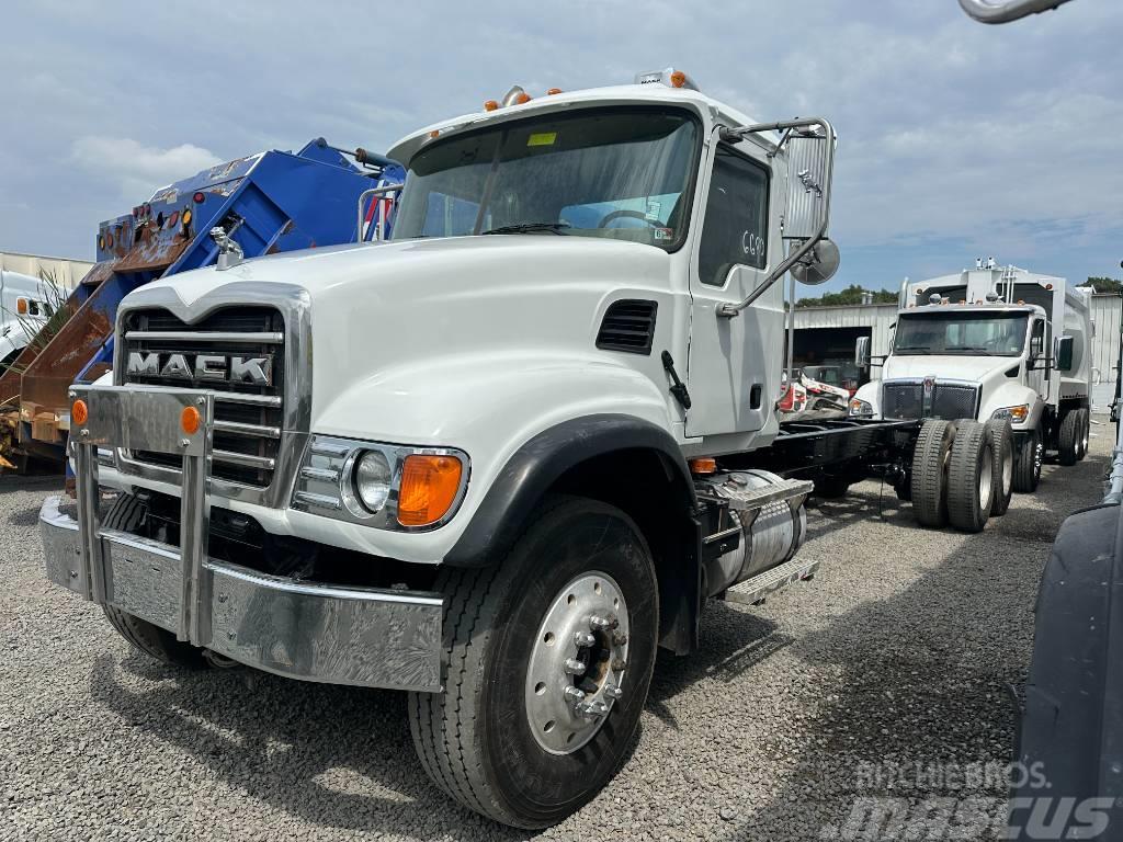 Mack CV 713 Camiones con chasís y cabina