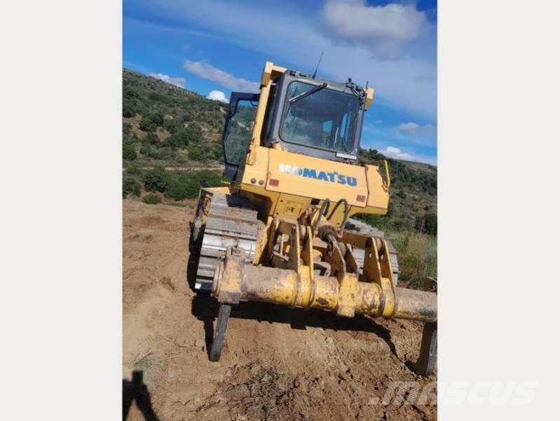 Komatsu D65EX-15 Buldozer sobre oruga