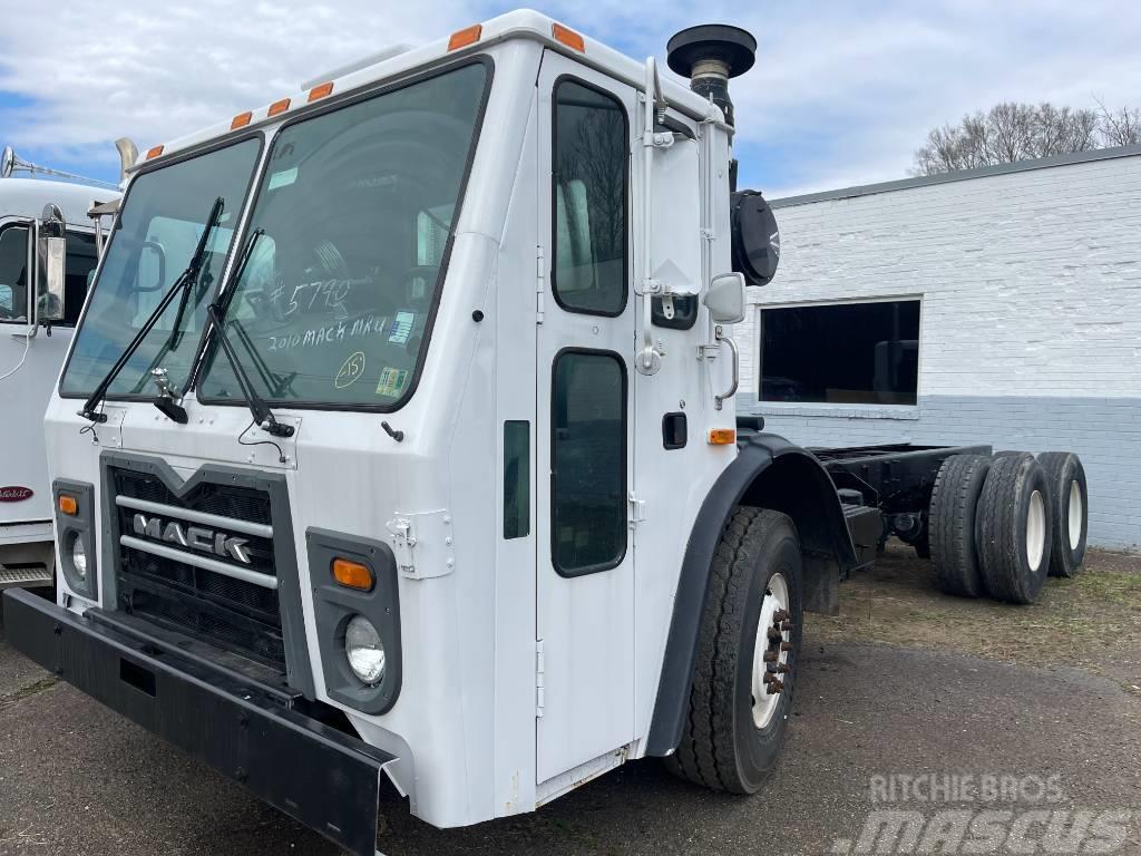 Mack LEU613 Camiones con chasís y cabina