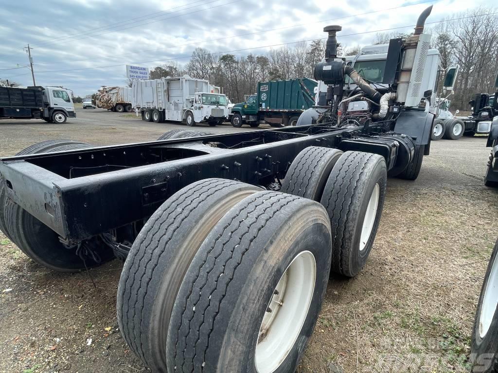 Mack LEU613 Camiones con chasís y cabina