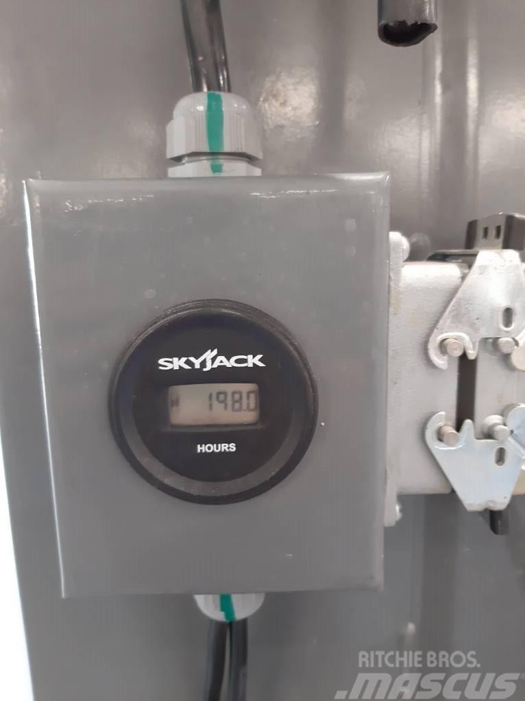 SkyJack SJ 16 Plataformas con jaula de elevación