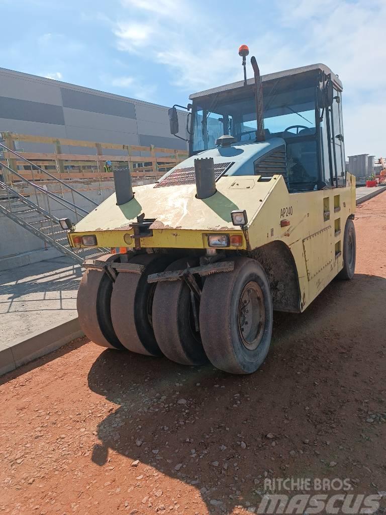 Ammann AP 240 Rodillos sobre neumáticos