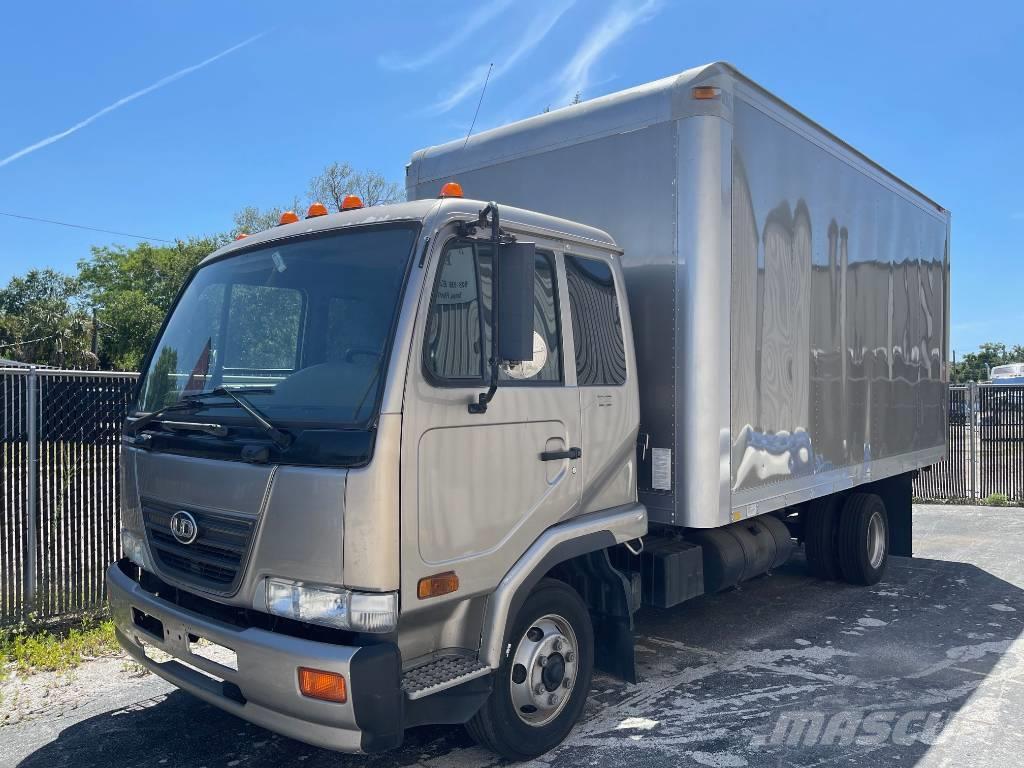 Nissan UD Camiones con caja de remolque