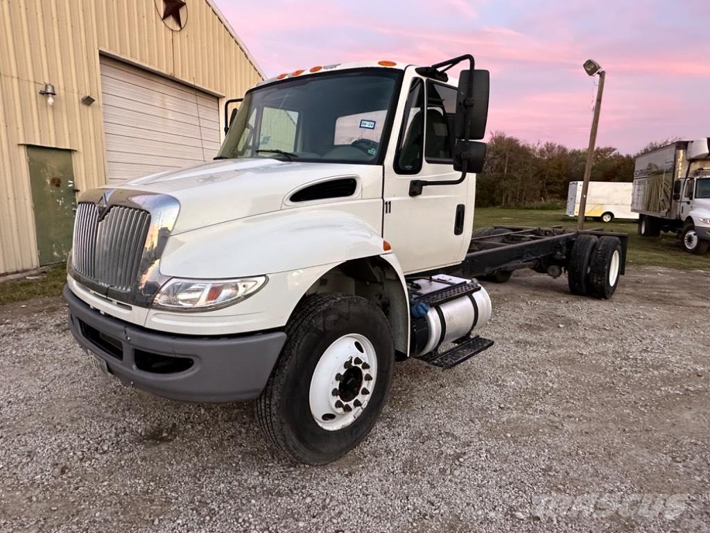 International 4300 SBA Camiones con caja de remolque