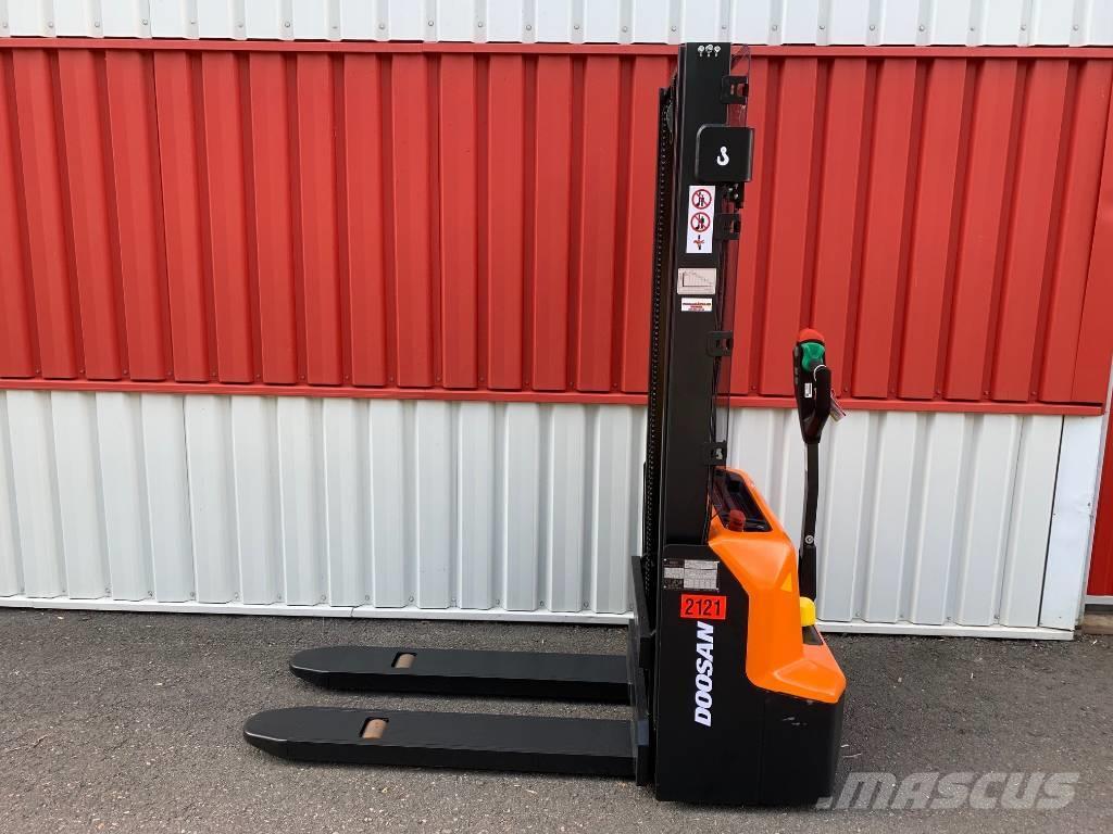 Doosan LSM 12N Montacargas manual