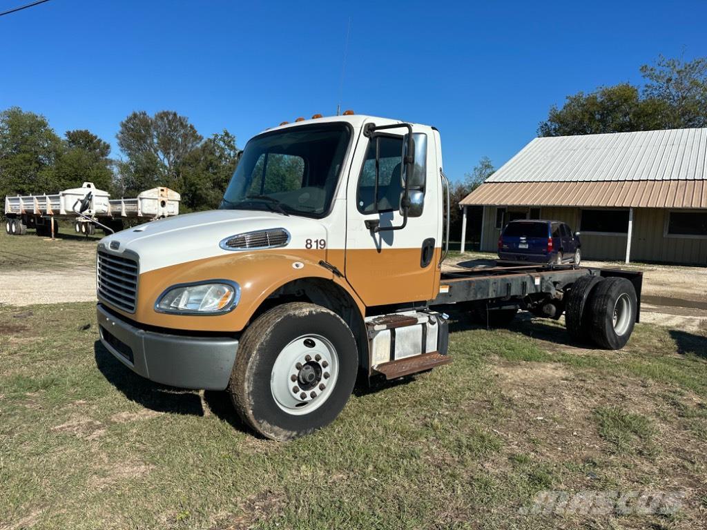 Freightliner M 106 Camiones con chasís y cabina