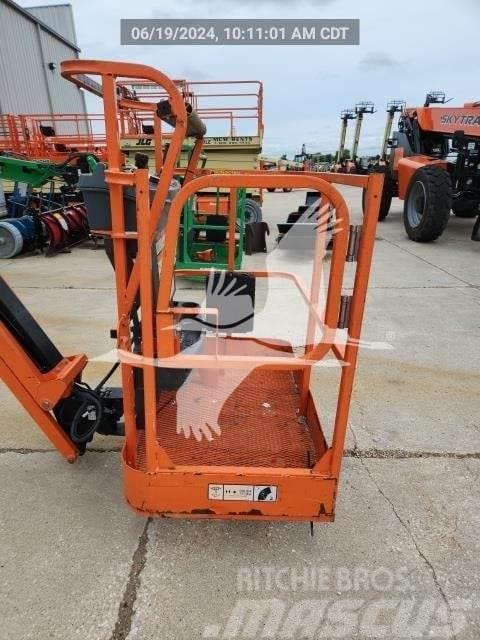 JLG E300AJP Plataformas con brazo de elevación manual