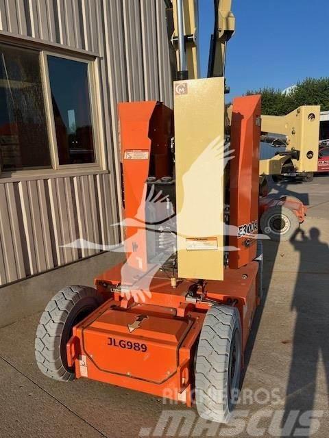 JLG E300AJP Plataformas con brazo de elevación manual