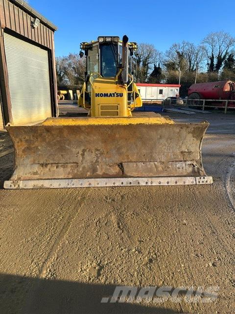 Komatsu D61PXi-24 Buldozer sobre oruga