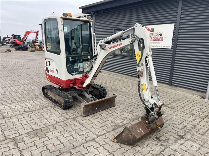 Takeuchi TB216 Tiltman med hydraulisk fæste. Miniexcavadoras