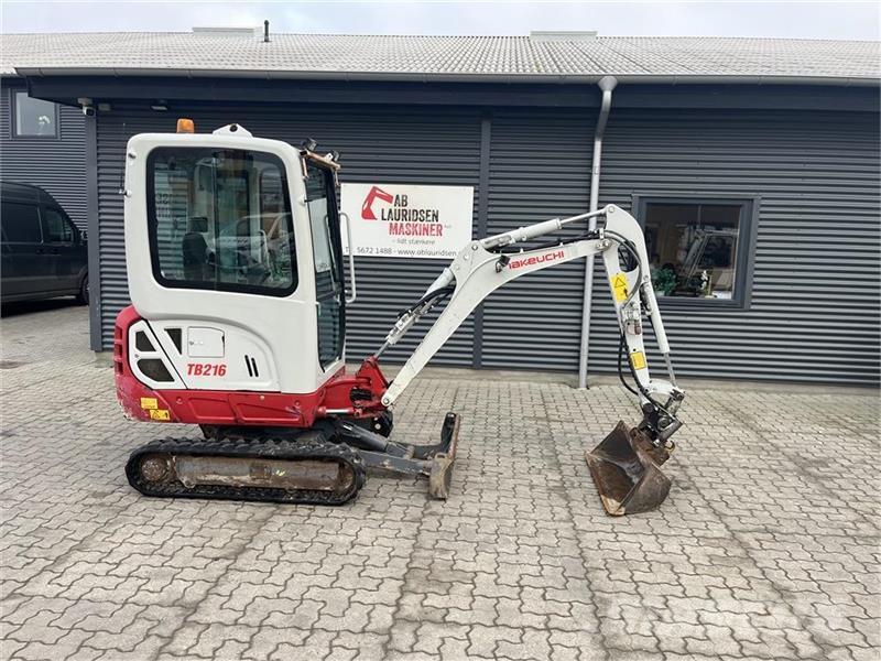 Takeuchi TB216 Tiltman med hydraulisk fæste. Miniexcavadoras