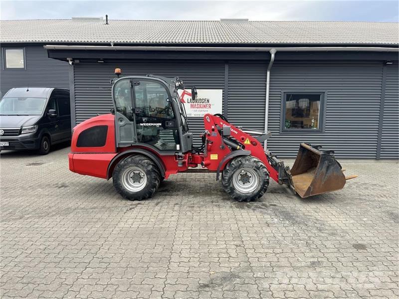 Weidemann 2080 lukket kabine skovl og gafler Minicargadoras