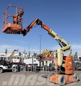 JLG E300AJP Plataformas con brazo de elevación manual