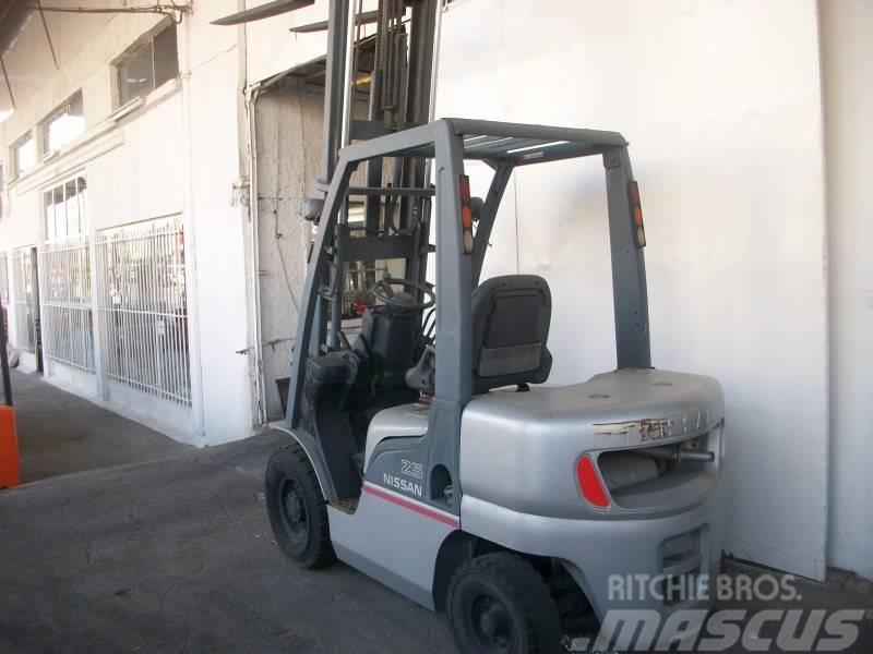 Nissan PL02A25 Camiones LPG