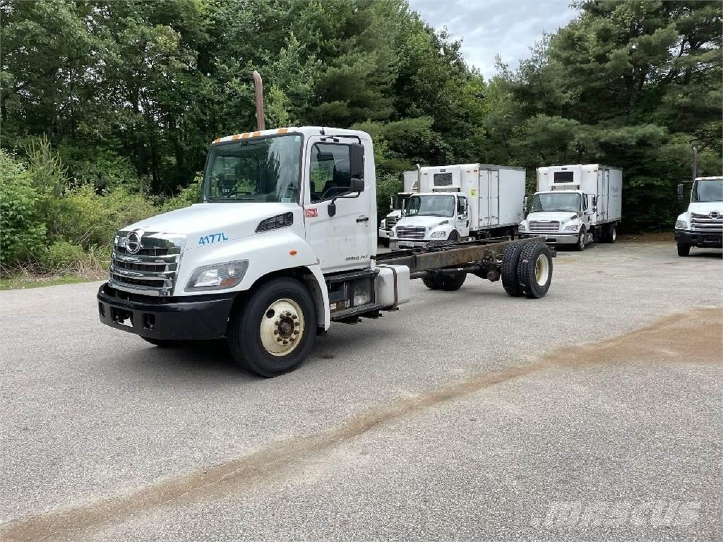 Hino 338 Camiones con chasís y cabina