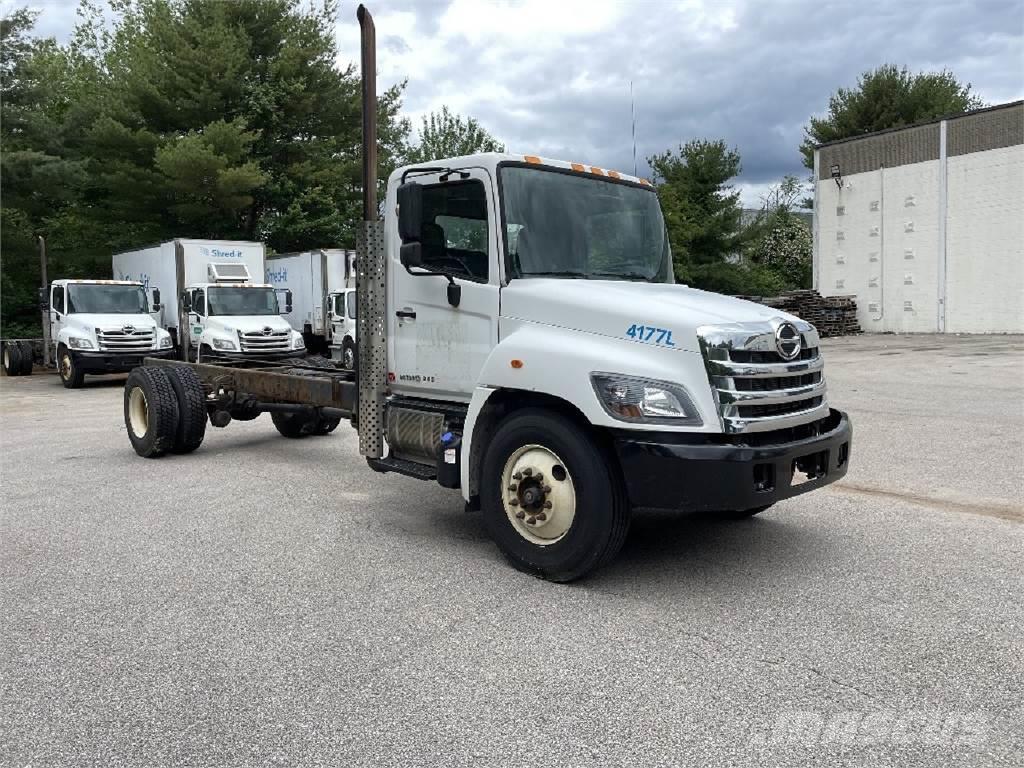 Hino 338 Camiones con chasís y cabina