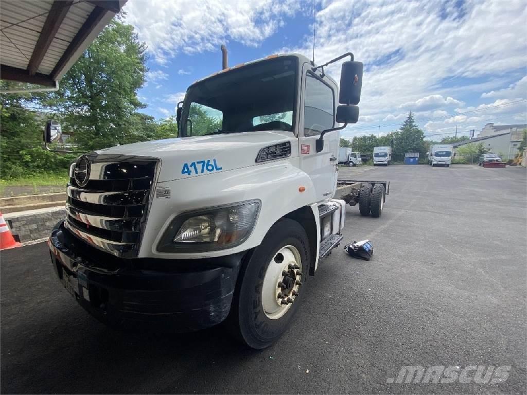 Hino 338 Camiones con chasís y cabina