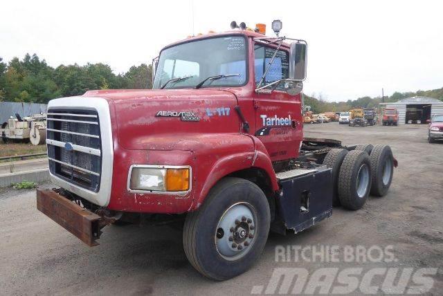 Ford L9000 Camiones con chasís y cabina