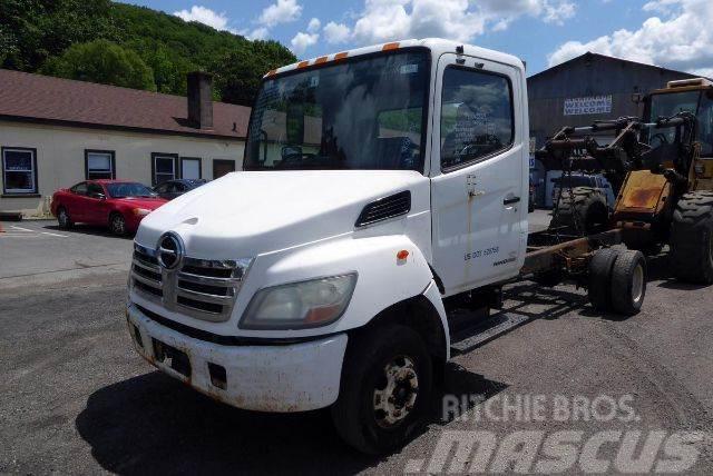 Hino 145 Camiones con chasís y cabina