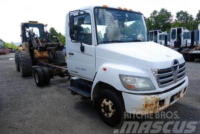 Hino 145 Camiones con chasís y cabina