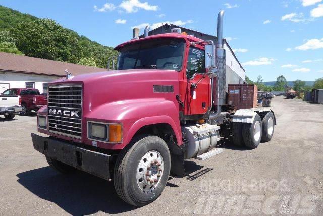 Mack CHN613 Camiones con chasís y cabina