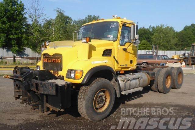 Mack CV713 Camiones con chasís y cabina