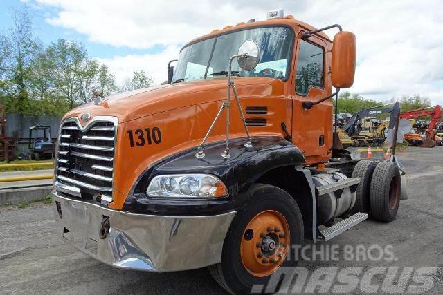 Mack CX612 Camiones con chasís y cabina