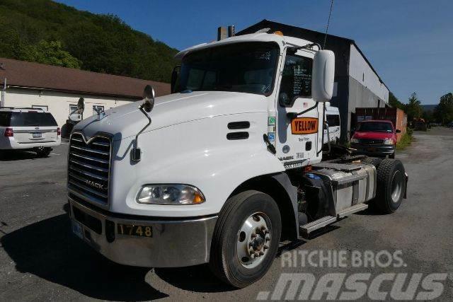 Mack CXU612 Camiones con chasís y cabina