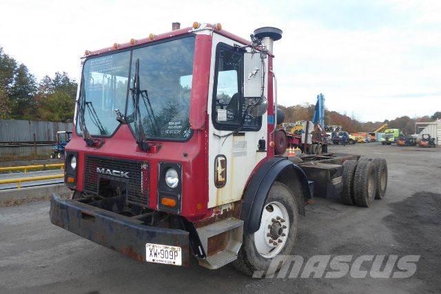 Mack MR688S Camiones con chasís y cabina