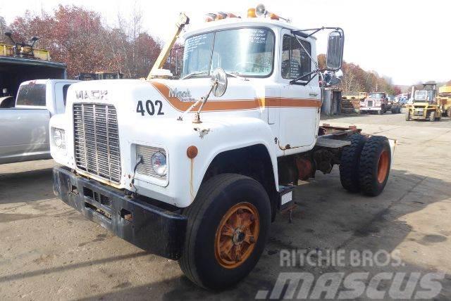 Mack R690T Camiones con chasís y cabina