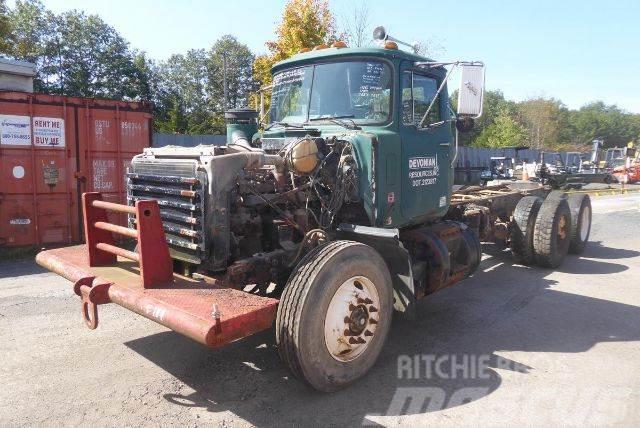 Mack RD688S Camiones con chasís y cabina