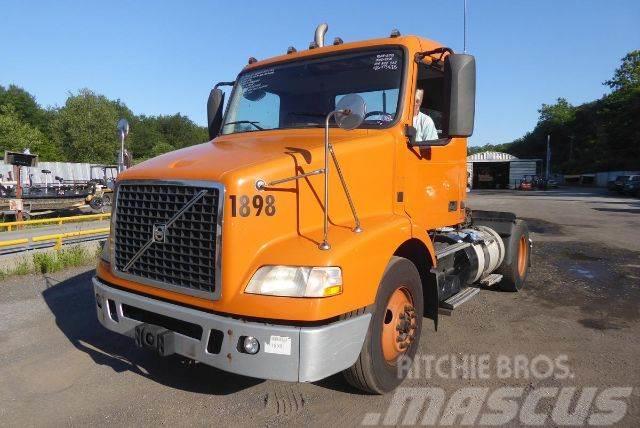 Volvo VNM42T Camiones con chasís y cabina