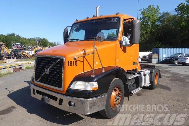 Volvo VNM42T Camiones con chasís y cabina