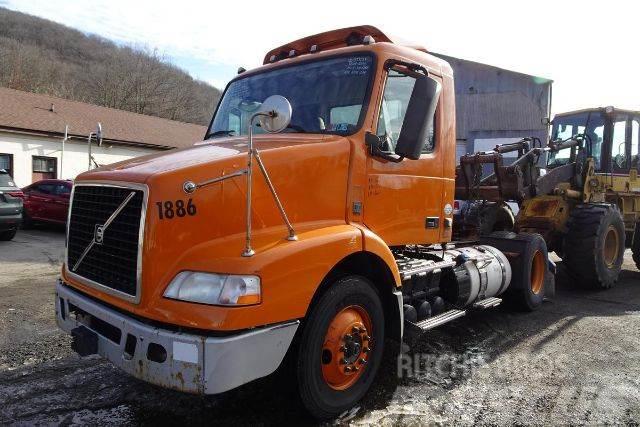 Volvo VNM42T Camiones con chasís y cabina