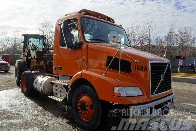 Volvo VNM42T Camiones con chasís y cabina