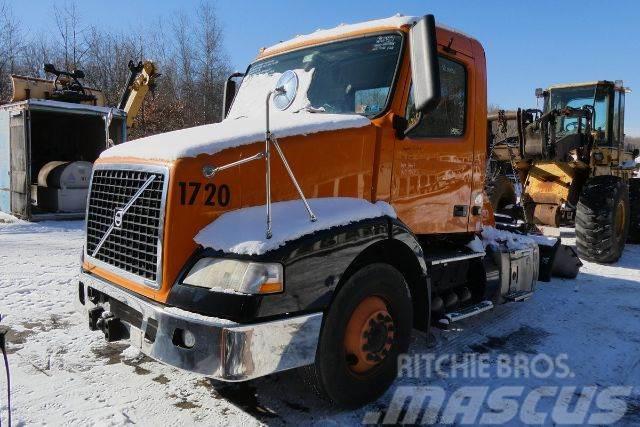 Volvo VNM42T Camiones con chasís y cabina