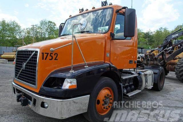 Volvo VNM42T Camiones con chasís y cabina